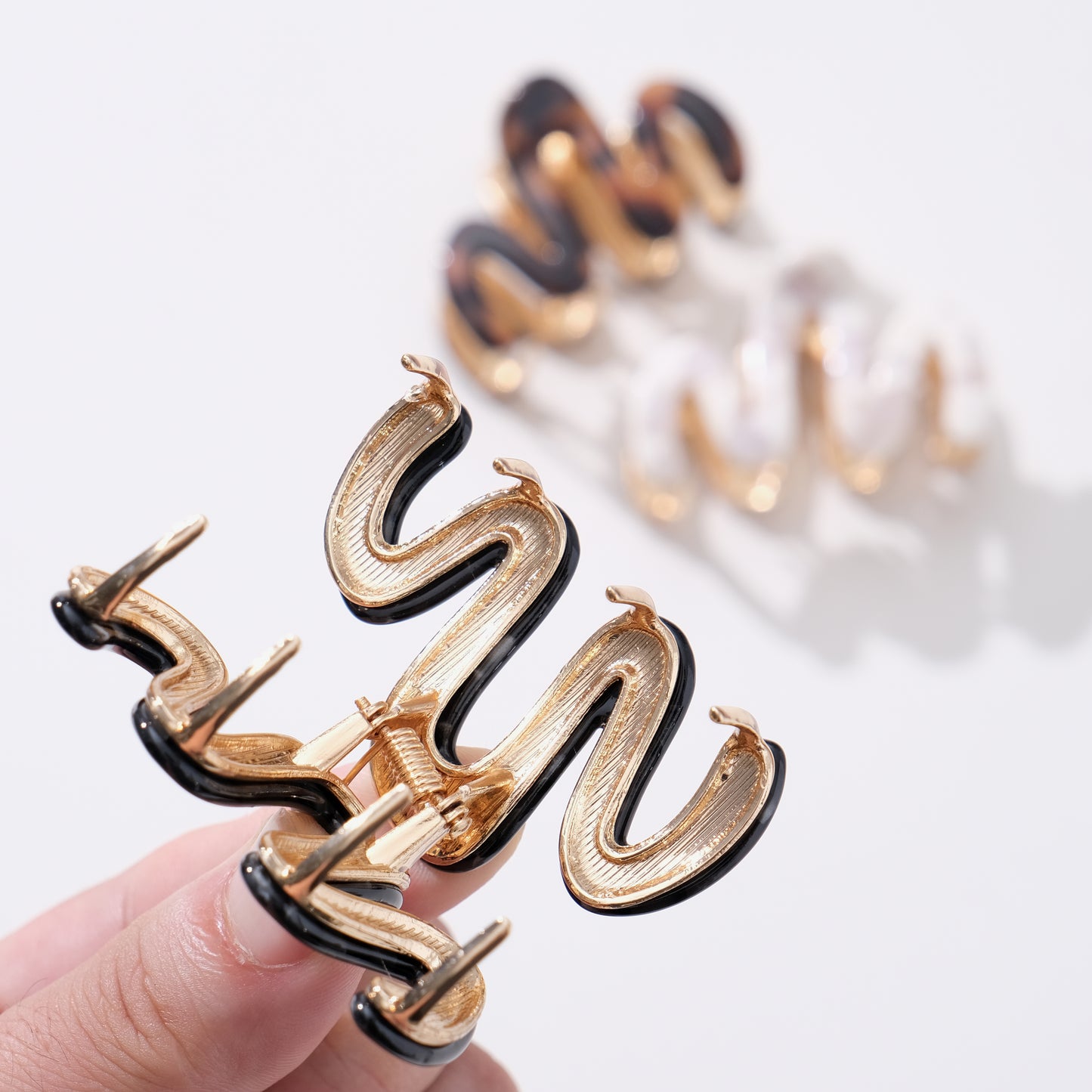 Willow Mini Vintage Snow | Mini Squiggle Metal Claw Clip